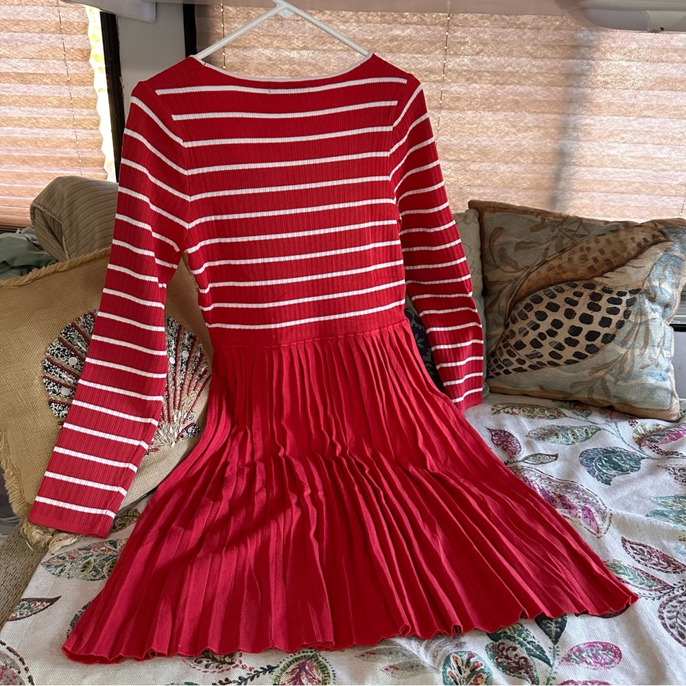 NWT FIT & FLARE CHRISTMAS MIDI DRESS Size Medium Long Sleeve Red Striped Pleated - Picture 3 of 7